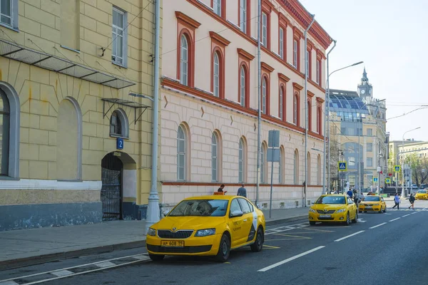 Moscou Rússia Abril 2019 Imagem Táxi Amarelo Rua Moscou Moscou — Fotografia de Stock
