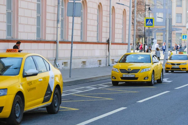 Moskau Russland April 2019 Bild Des Gelben Taxis Auf Der — Stockfoto