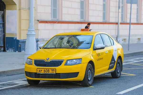 모스크바 러시아 2019 모스크바 거리에서 노란색 택시의 이미지 — 스톡 사진