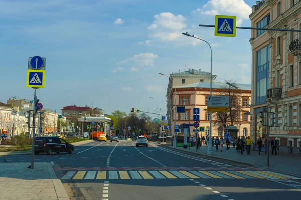 Moscou Rússia Abril 2019 Imagem Pedestres Crossroad Sretensky Boulevard Moscou — Fotografia de Stock