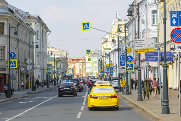 Moscú Rusia Abril 2019 Imagen Taxi Amarillo Calle Moscú Moscú — Foto de Stock