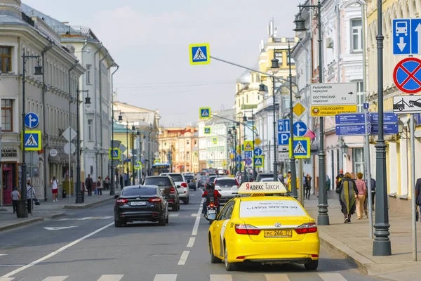 Moscú Rusia Abril 2019 Imagen Taxi Amarillo Calle Moscú Moscú — Foto de Stock