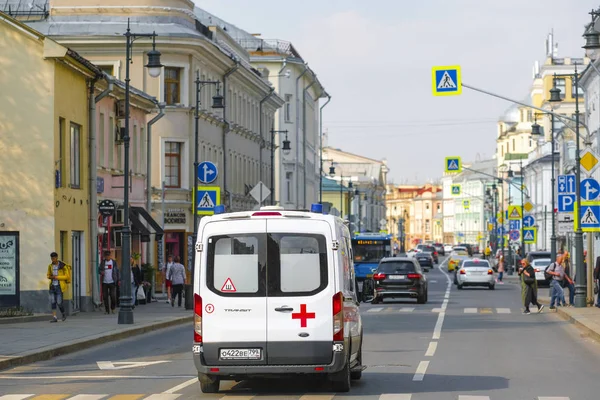 Moskwa Rosja Kwiecień 2019 Wizerunek Samochodu Medycznego Ulicy Moskwie — Zdjęcie stockowe