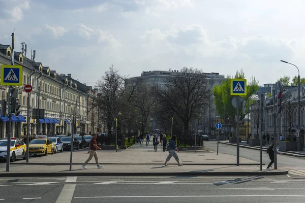 Moscou Rússia Abril 2019 Imagem Pedestres Passando Por Rodovias Praça — Fotografia de Stock