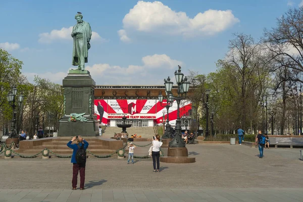 Moscow Russia April 2019 Image Monument Pushkin Moscow Passing Pedestrians — Stock Photo, Image