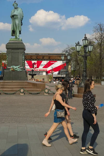 Moskwa Rosja Kwiecień 2019 Wizerunek Pomnika Puszkina Moskwie Przechodzącej Piesi — Zdjęcie stockowe
