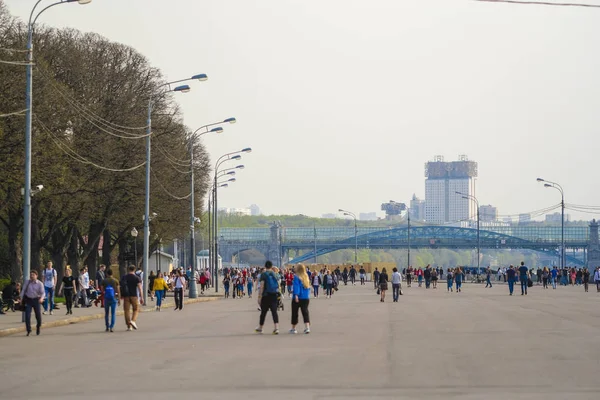 Moskau Russland April 2019 Spazierende Menschen Park Kulturi Moskau Russland — Stockfoto