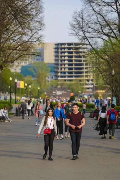 Moskau Russland April 2019 Spazierende Menschen Park Kulturi Moskau Russland — Stockfoto