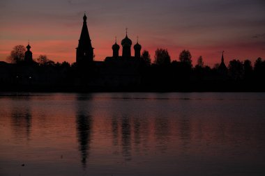 Gün batımında Rusya'nın Valdai'deki Iversky Manastırı Panoraması