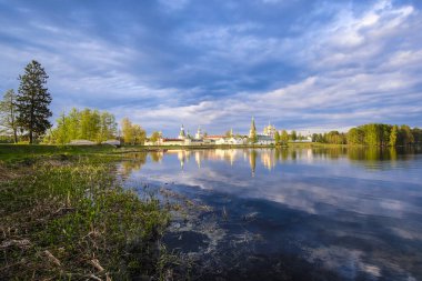 Valday, Rusya - 18 Mayıs 2019: Valdai, Rusya'daki Iversky Manastırı'nın görüntüsü