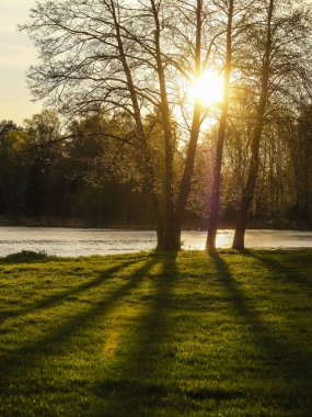 Valdai gölü üzerinde gün batımı görüntüsü ile manzara