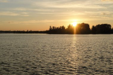 Valdai gölü üzerinde gün batımı görüntüsü ile manzara