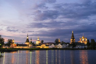Gün batımında Rusya'nın Valdai'deki Iversky Manastırı Panoraması