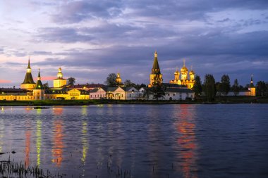 Gün batımında Rusya'nın Valdai'deki Iversky Manastırı Panoraması