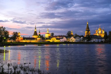 Gün batımında Rusya'nın Valdai'deki Iversky Manastırı Panoraması