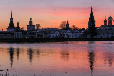 Gün batımında Rusya'nın Valdai'deki Iversky Manastırı Panoraması