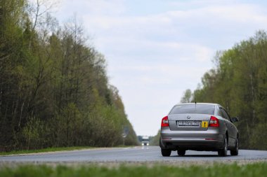 Moskova bölgesi, Rusya - 1 Mayıs 2019: Moskova bölgesinde bir ülke yolunda araba, Rusya