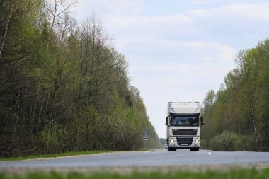 Moskova Bölgesi, Rusya -1 Mayıs 2019: Moskova Bölgesi'nde Bir Otoyolda Kamyon, Rusya