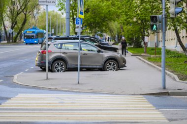 Moskova, Rusya - 2 Mayıs 2019: Moskova'da park halindeki arabalar