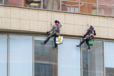 Moskova, Rusya - 2 Mayıs 2019: Steeplejacks Moskova'da Bir Duvar Üzerinde Çalışıyor