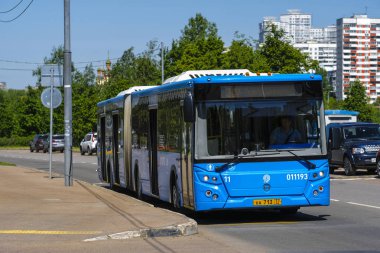 Moskova, Rusya - 19 Mayıs 2019: Moskova caddesinde otobüs görüntüsü