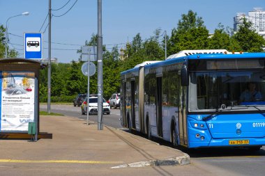 Moskova, Rusya - 19 Mayıs 2019: Moskova caddesinde otobüs görüntüsü