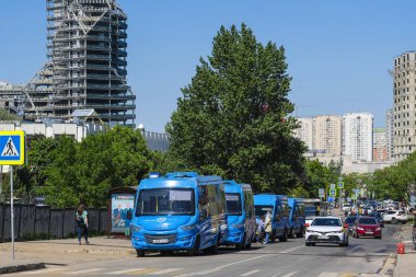 Moskova, Rusya - 19 Mayıs 2019: Moskova caddesinde otobüs görüntüsü