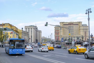 Moskova, Rusya - 4 Mayıs 2019: Moskova caddesinde otobüs görüntüsü