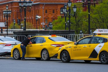 Moskova, Rusya - 6 Mayıs 2019: Moskova, Rusya'nın merkezinde taksi