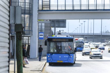 Moskova, Rusya - 6 Mayıs 2019: Moskova caddesinde otobüs görüntüsü