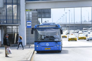 Moskova, Rusya - 6 Mayıs 2019: Moskova caddesinde otobüs görüntüsü