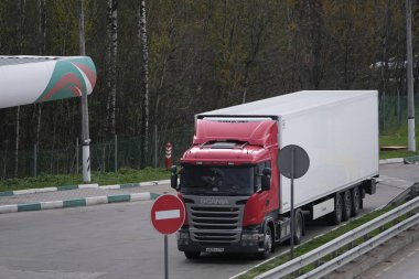 Tver region, Rusya - 15 Mayıs 2019: Tver bölgesinde M-10 otoyolunda kamyon, Rusya