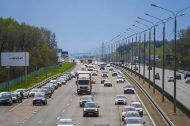 Moskova, Rusya - 6 Mayıs 2019: Moskova, Rusya'da otoyolda arabalar