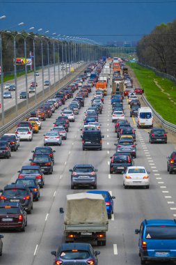 East Butovo, Moskova bölgesi, Rusya - 6 Mayıs 2019: Moskova bölgesinde bir otoyolda hafta sonu trafik sıkışıklığı, Rusya yağmur fırtınası öncesi