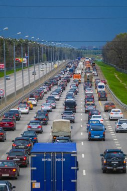 East Butovo, Moskova bölgesi, Rusya - 6 Mayıs 2019: Moskova bölgesinde bir otoyolda hafta sonu trafik sıkışıklığı, Rusya yağmur fırtınası öncesi