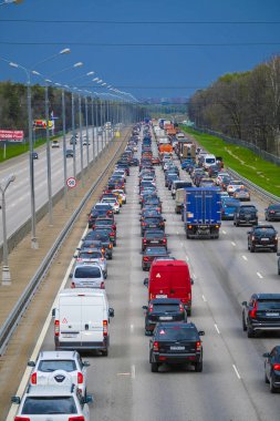 East Butovo, Moskova bölgesi, Rusya - 6 Mayıs 2019: Moskova bölgesinde bir otoyolda hafta sonu trafik sıkışıklığı, Rusya yağmur fırtınası öncesi