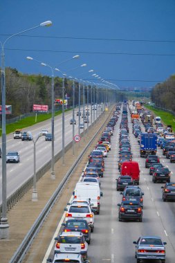 East Butovo, Moskova bölgesi, Rusya - 6 Mayıs 2019: Moskova bölgesinde bir otoyolda hafta sonu trafik sıkışıklığı, Rusya yağmur fırtınası öncesi