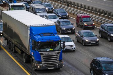 East Butovo, Moskova bölgesi, Rusya - 6 Mayıs 2019: Moskova bölgesinde bir otoyolda hafta sonu trafik sıkışıklığı, Rusya