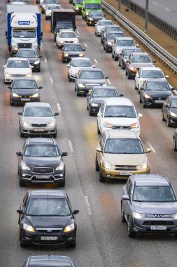 East Butovo, Moskova bölgesi, Rusya - 6 Mayıs 2019: Moskova bölgesinde bir otoyolda hafta sonu trafik sıkışıklığı, Rusya
