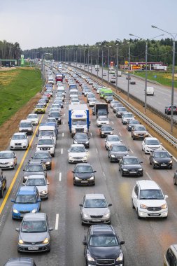East Butovo, Moskova bölgesi, Rusya - 6 Mayıs 2019: Moskova bölgesinde bir otoyolda hafta sonu trafik sıkışıklığı, Rusya