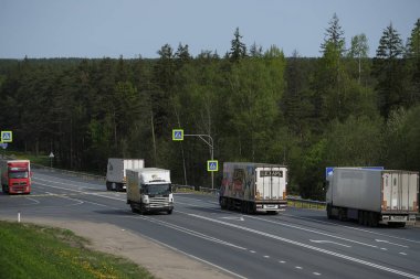 Tver region, Rusya - 15 Mayıs 2019: Tver bölgesinde M-10 otoyolunda kamyon, Rusya