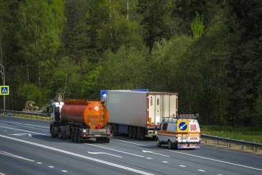 Tver region, Rusya - 15 Mayıs 2019: Tver bölgesinde M-10 otoyolunda kamyon, Rusya