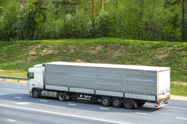 Tver region, Rusya - 15 Mayıs 2019: Tver bölgesinde M-10 otoyolunda kamyon, Rusya