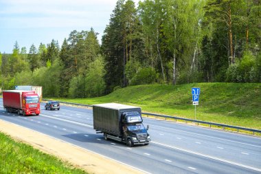 Tver region, Rusya - 15 Mayıs 2019: Tver bölgesinde M-10 otoyolunda kamyon, Rusya