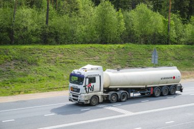 Tver region, Rusya - 15 Mayıs 2019: Tver bölgesinde M-10 otoyolunda kamyon, Rusya