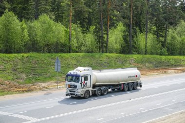 Tver region, Rusya - 15 Mayıs 2019: Tver bölgesinde M-10 otoyolunda kamyon, Rusya