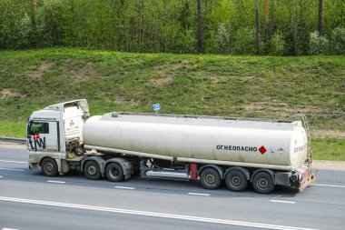 Tver region, Rusya - 15 Mayıs 2019: Tver bölgesinde M-10 otoyolunda kamyon, Rusya