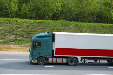 Tver region, Rusya - 15 Mayıs 2019: Tver bölgesinde M-10 otoyolunda kamyon, Rusya