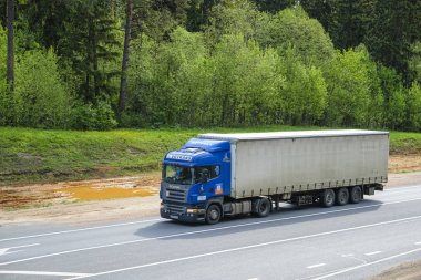 Tver region, Rusya - 15 Mayıs 2019: Tver bölgesinde M-10 otoyolunda kamyon, Rusya