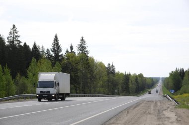Tver region, Rusya - 15 Mayıs 2019: Tver bölgesinde M-10 otoyolunda kamyon, Rusya